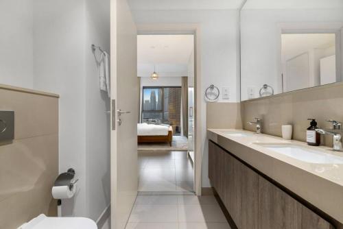 Stylish 2 bedroom with Burj Khalifa View connected to Dubai Mall - image 2