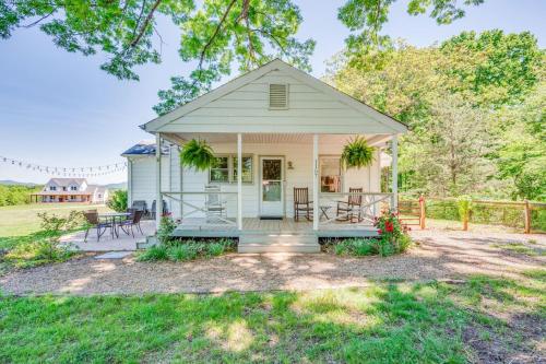 Redwing Farm Cottage - Mountain Views and Firepit!