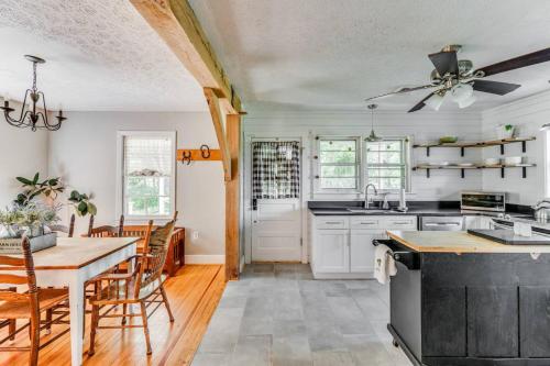 Redwing Farm Cottage - Mountain Views and Firepit! in Bedford (VA)