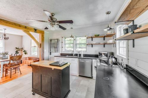 Redwing Farm Cottage - Mountain Views and Firepit! in Bedford (VA)