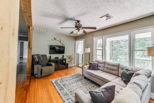 Redwing Farm Cottage - Mountain Views and Firepit! in Bedford (VA)