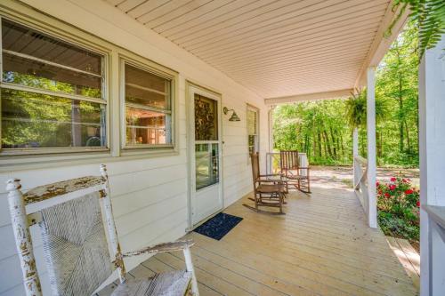 Redwing Farm Cottage - Mountain Views and Firepit! in Bedford (VA)