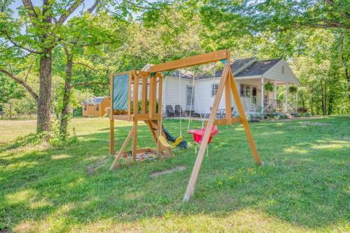 Redwing Farm Cottage - Mountain Views and Firepit! in Bedford (VA)