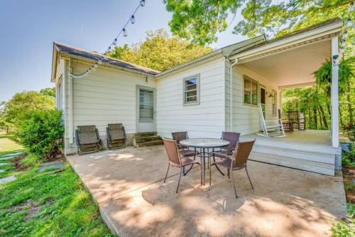 Redwing Farm Cottage - Mountain Views and Firepit! in Bedford (VA)