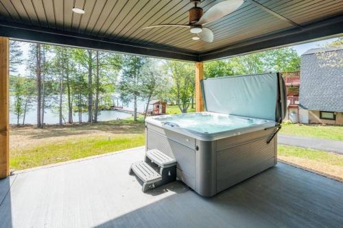 Bass Cove - Luxury Lakefront Hot Tub Fire Table & Theatre! - image 11