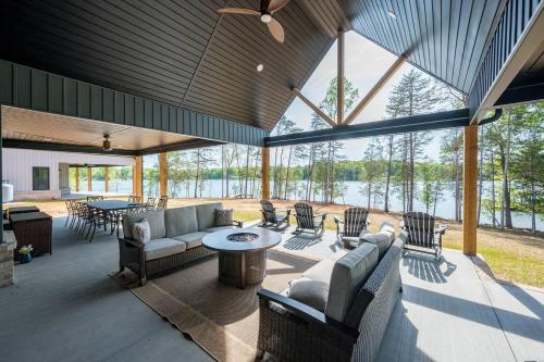 Bass Cove - Luxury Lakefront Hot Tub Fire Table & Theatre! - image 13