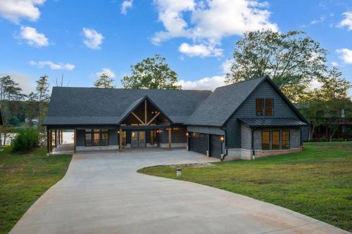 Bass Cove - Luxury Lakefront Hot Tub Fire Table & Theatre! - image 9