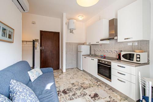 virtuve, 200 mt dal mare - Relax con Terrazzo e Vista in Borgio Verezzi