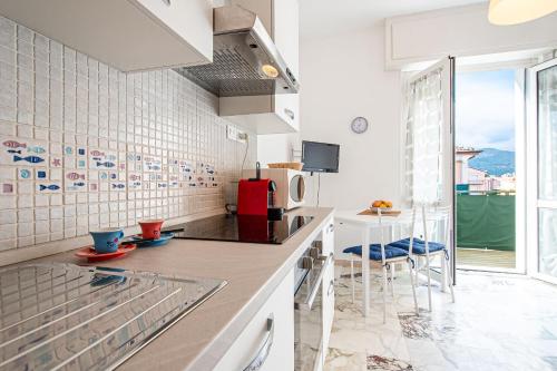 virtuve, 200 mt dal mare - Relax con Terrazzo e Vista in Borgio Verezzi