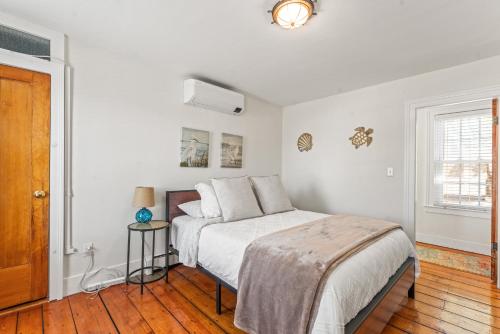 Cheerful Historic 3 BR Townhouse - Downtown Mystic in Stonington, USA