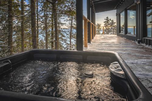 Chalet Eden Roc luxueux avec Jacuzzi et Sauna Privés 6 personnes (Chalet Eden Roc luxueux avec Jacuzzi et Sauna Prives 6 personnes) in Saint-Irenee (QC)