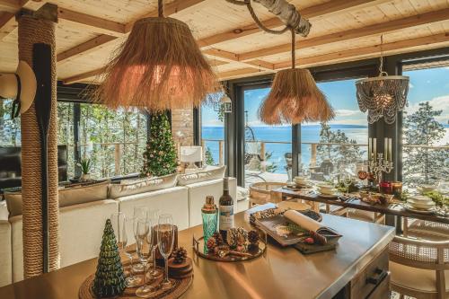 Chalet Eden Roc luxueux avec Jacuzzi et Sauna Privés 6 personnes (Chalet Eden Roc luxueux avec Jacuzzi et Sauna Prives 6 personnes) in Saint-Irenee (QC)