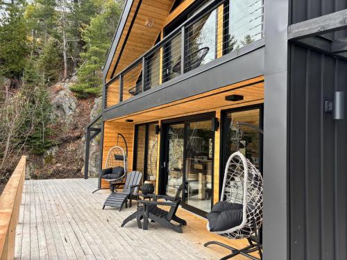 Chalet Eden Roc luxueux avec Jacuzzi et Sauna Privés 6 personnes (Chalet Eden Roc luxueux avec Jacuzzi et Sauna Prives 6 personnes) in Saint-Irenee (QC)