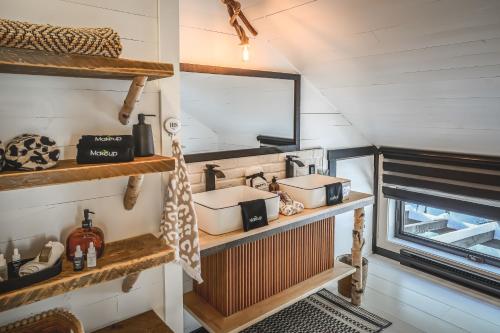 Chalet Eden Roc luxueux avec Jacuzzi et Sauna Privés 6 personnes (Chalet Eden Roc luxueux avec Jacuzzi et Sauna Prives 6 personnes) in Saint-Irenee (QC)