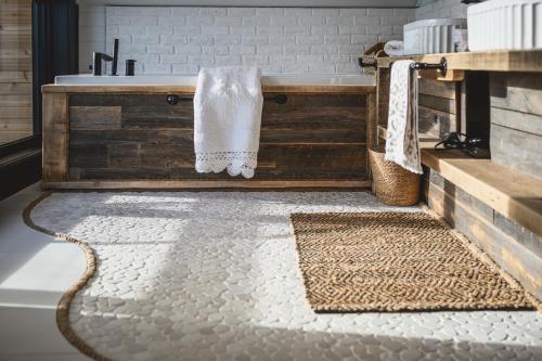 Chalet Eden Roc luxueux avec Jacuzzi et Sauna Privés 6 personnes (Chalet Eden Roc luxueux avec Jacuzzi et Sauna Prives 6 personnes) in Saint-Irenee (QC)