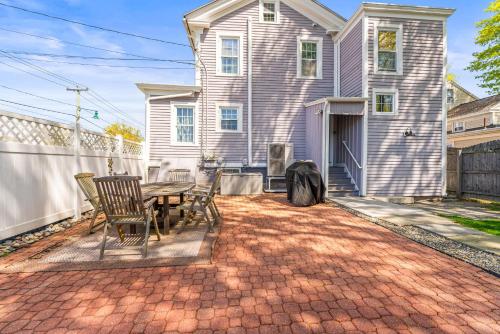 Historic Mystic Home Walk to Seaport and Downtown - image 3