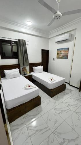2 double beds