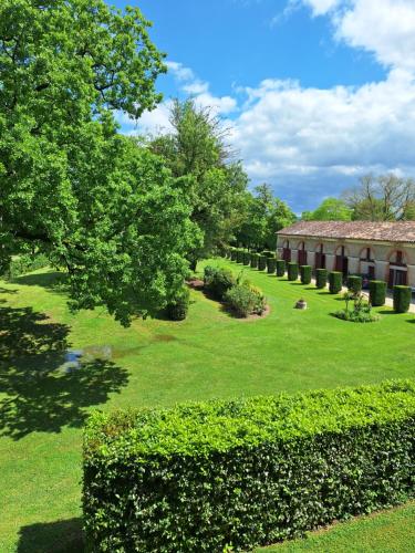 Skats, Château de Savignac-Mona (Chateau de Savignac-Mona) in Nizas