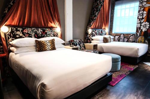 2 queen beds