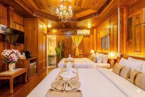 2 bedrooms, 5 beds