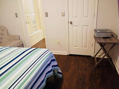 Fletcher Street Hideaway Room 8 with Cozy Vibes in Pittsburgh