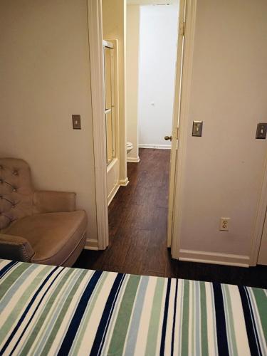 Fletcher Street Hideaway Room 8 with Cozy Vibes in Pittsburgh