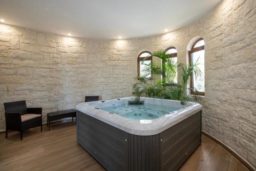 Hot tub, Geroulios Kastro Villas I "Free" Heated Pools & Seaview in Fres