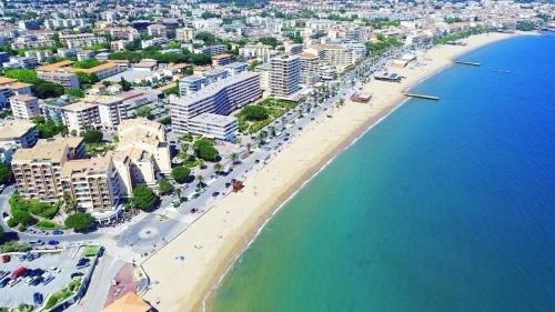 T2 Port-Fréjus Proximité de la plage Grand Garage Privé 34 M2 dernier étage