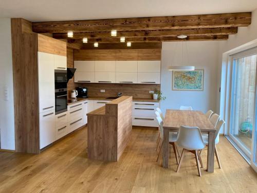 Luxury house with sauna and 3 bedrooms with 8 beds in the Krkonoše Mountains – khách sạn tại Podhuri