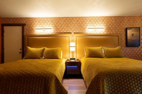 2 queen beds