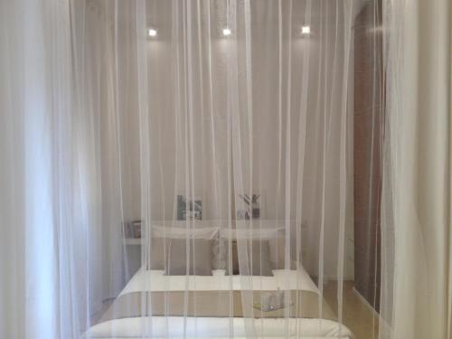 White Apartment in San Giovanni, Rome (photo 3)