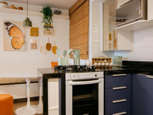 Kitchen, RioDowntown Hub by RNC Flats near Lanchonete Popular