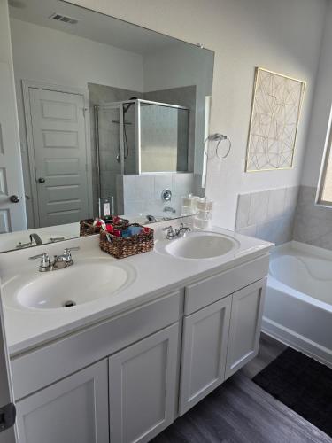 Bathroom, House In Porter Cozy Haven in Porter