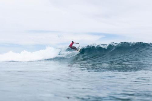 Sujees surf stay, cloudbreak in 莫米