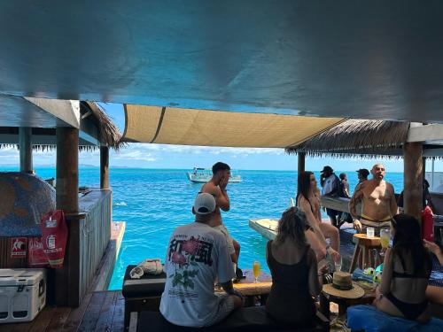 Sujees surf stay, cloudbreak in 莫米
