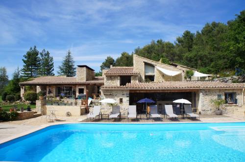 Exterior view, Gite Chalet avec vue panoramique sur Montagnes en pleine nature in Montaulieu