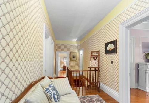 Rosewood Room - The Belvedere Inn - image 5