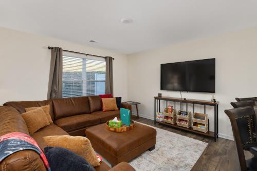 New 3BR Raceday Retreat - Steps from Speedway in Bristol (TN)
