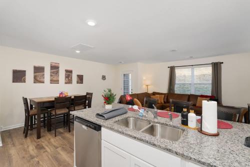 New 3BR Raceday Retreat - Steps from Speedway in Bristol (TN)
