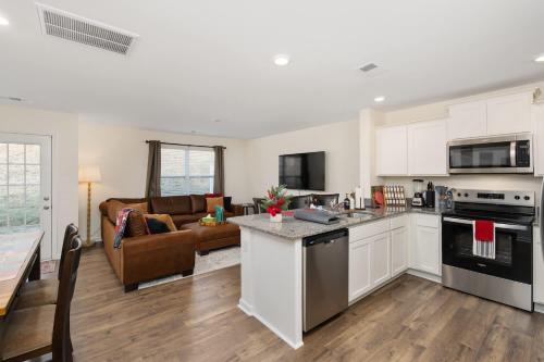New 3BR Raceday Retreat - Steps from Speedway in Bristol (TN)