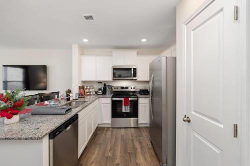 New 3BR Raceday Retreat - Steps from Speedway in Bristol (TN)