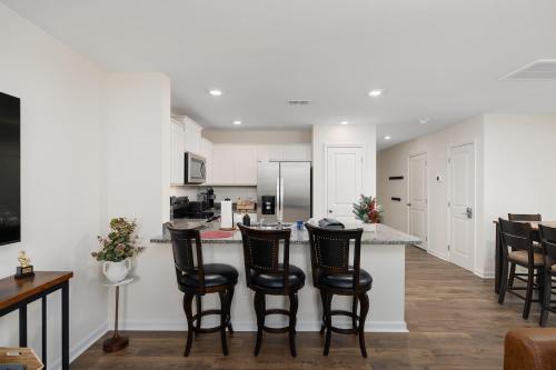 New 3BR Raceday Retreat - Steps from Speedway in Bristol (TN)