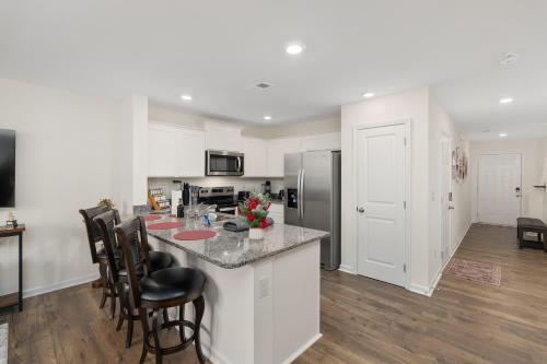 New 3BR Raceday Retreat - Steps from Speedway in Bristol (TN)