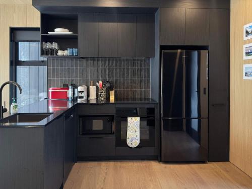 Modern Queenstown Stay on Delaney Loop - image 2