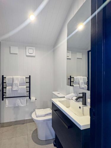 Modern Queenstown Stay on Delaney Loop - image 12