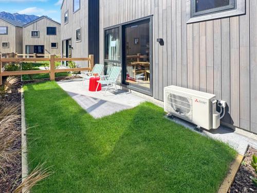 Modern Queenstown Stay on Delaney Loop - image 4