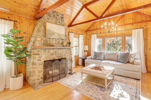 Trails, Wine & Events! Cuyahoga Falls Retreat in كيوياهوجا فالز