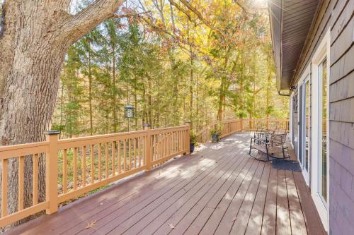 Trails, Wine & Events! Cuyahoga Falls Retreat in كيوياهوجا فالز