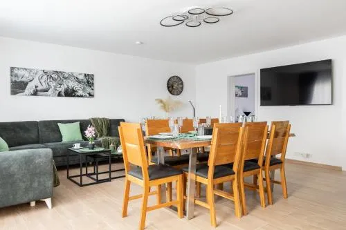 SmartStay Apartment 91 m2, Balkon, Parkplatz, Self Check-in, 2 WCs, Kaffeevollautomat in Plattling, Deutschland