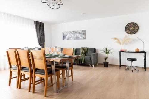 SmartStay Apartment 91 m2, Balkon, Parkplatz, Self Check-in, 2 WCs, Kaffeevollautomat in Plattling